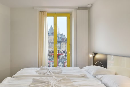 Desk, free WiFi, bed sheets. Swiss Star California