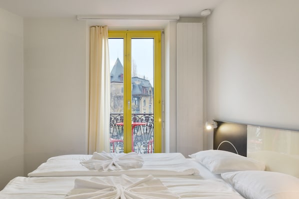 Una scrivania, Wi-Fi gratuito, lenzuola