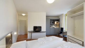 1 bedroom, desk, free WiFi, bed sheets