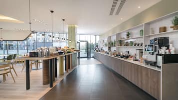 Se ofrece un desayuno bufé todos los días (80 PLN por persona)