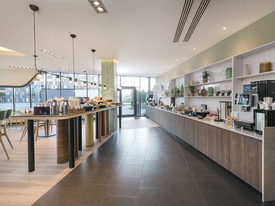 Se ofrece un desayuno bufé todos los días (80 PLN por persona)