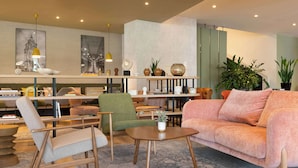 A modern living room with a sofa, chairs, a coffee table, and a bookshelf. -  Park Inn by Radisson Krakow (Kraków)