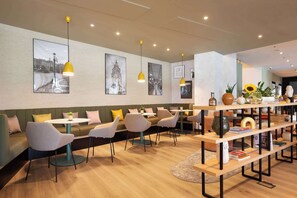 Aamiainen, lounas ja illallinen; kansainvälinen keittiö 