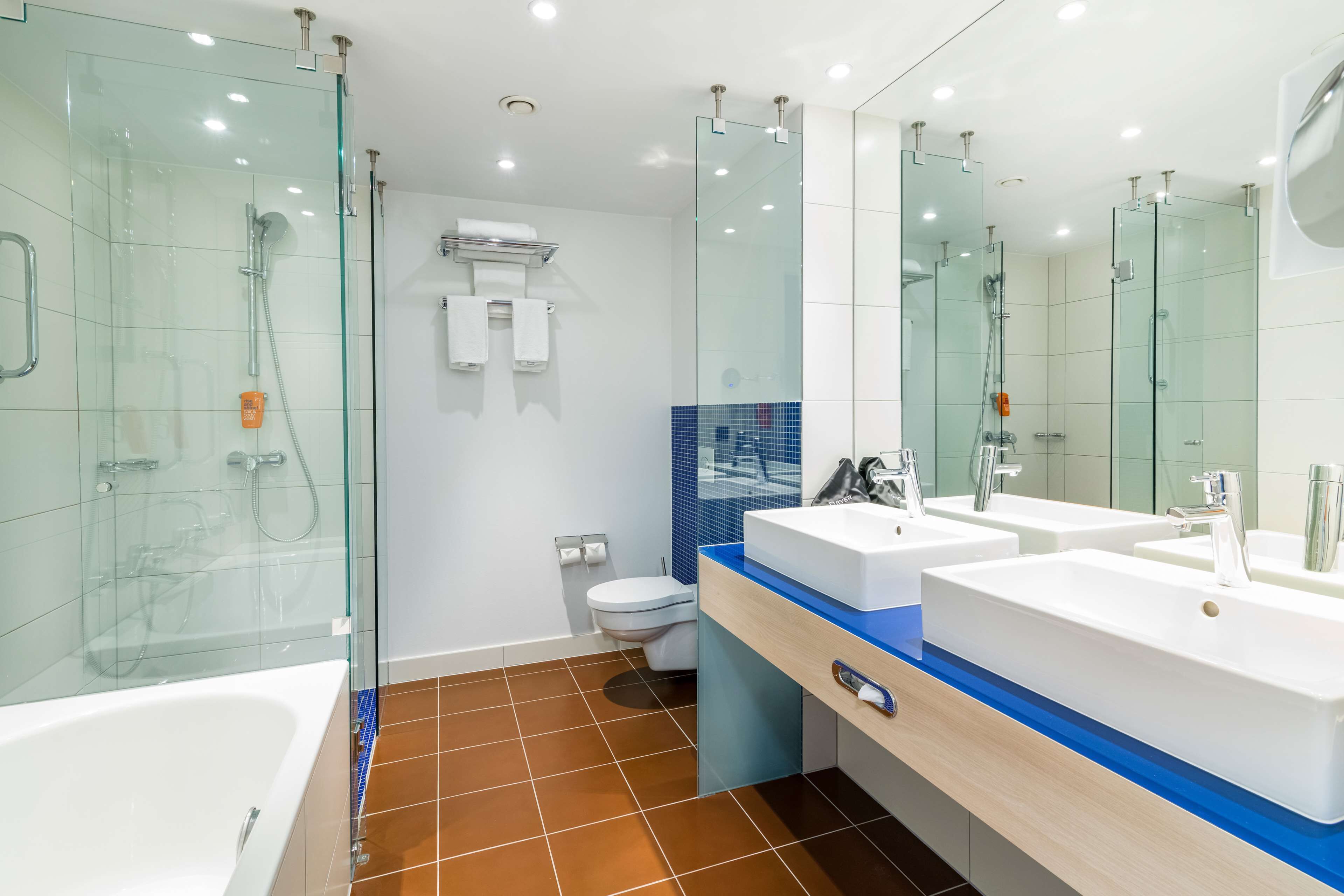 junior suite | bathroom | free toiletries, hair dryer, towels