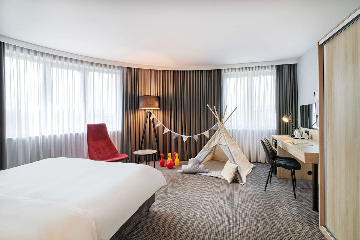 Family Room, Non Smoking | In-room safe, desk, laptop workspace, blackout drapes