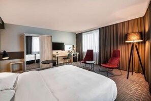 Junior Suite | In-room safe, desk, laptop workspace, blackout drapes -  Park Inn by Radisson Krakow (Kraków)