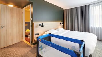 Quarto família, para não fumantes | Cofres nos quartos, escrivaninha, espaço de trabalho para notebook