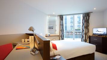 Chambre Double (with terrace) | Bureau, rideaux occultants, fer et planche Ă repasser, Wi-Fi gratuit