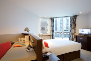 Habitación doble (with terrace) | Escritorio, cortinas blackout y tabla de planchar con plancha