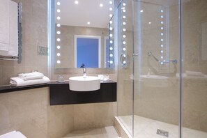 Premium-Doppelzimmer, 1 King-Bett, Balkon, Stadtblick | Schreibtisch, Verdunkelungsvorhänge, Bügeleisen/Bügelbrett