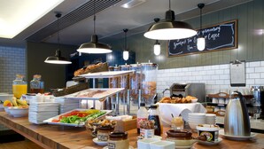 Ein reichhaltiges Frühstücksbuffet mit verschiedenen Speisen und Getränken.