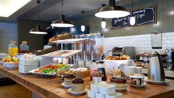 Café da manhã inglês todos os dias (GBP 15.95 por pessoa)