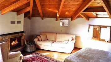 Superior Double Room, Fireplace | Katil bayi/kot (percuma), Wi-fi percuma