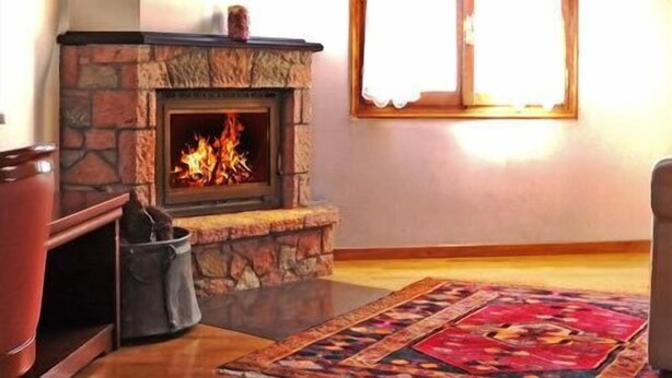 Family Room, Fireplace | Cribs (free), WiFi (free) - King Iniohos (Delphi)