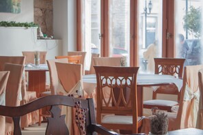 Lunch and dinner served