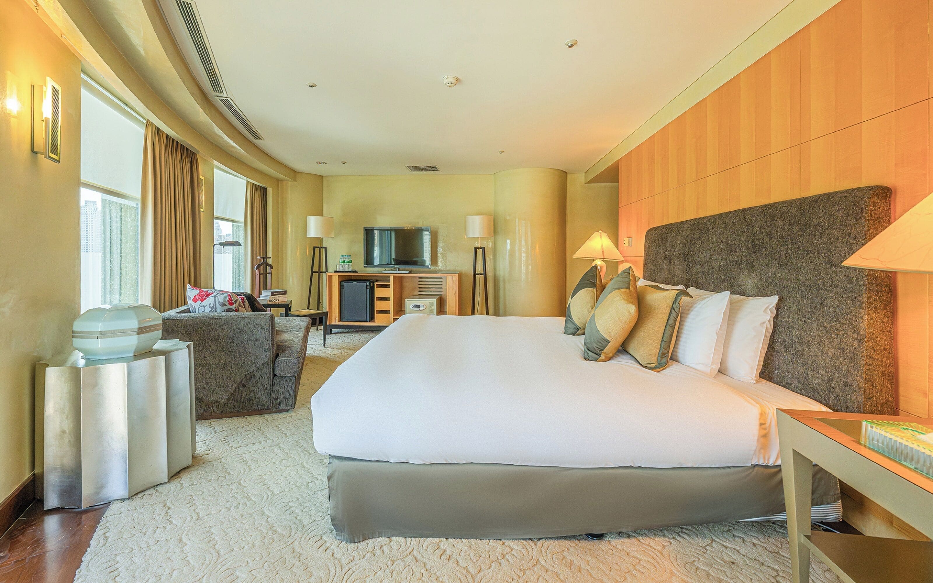 Executive Suite | Down duvets, in-room safe, desk, laptop workspace