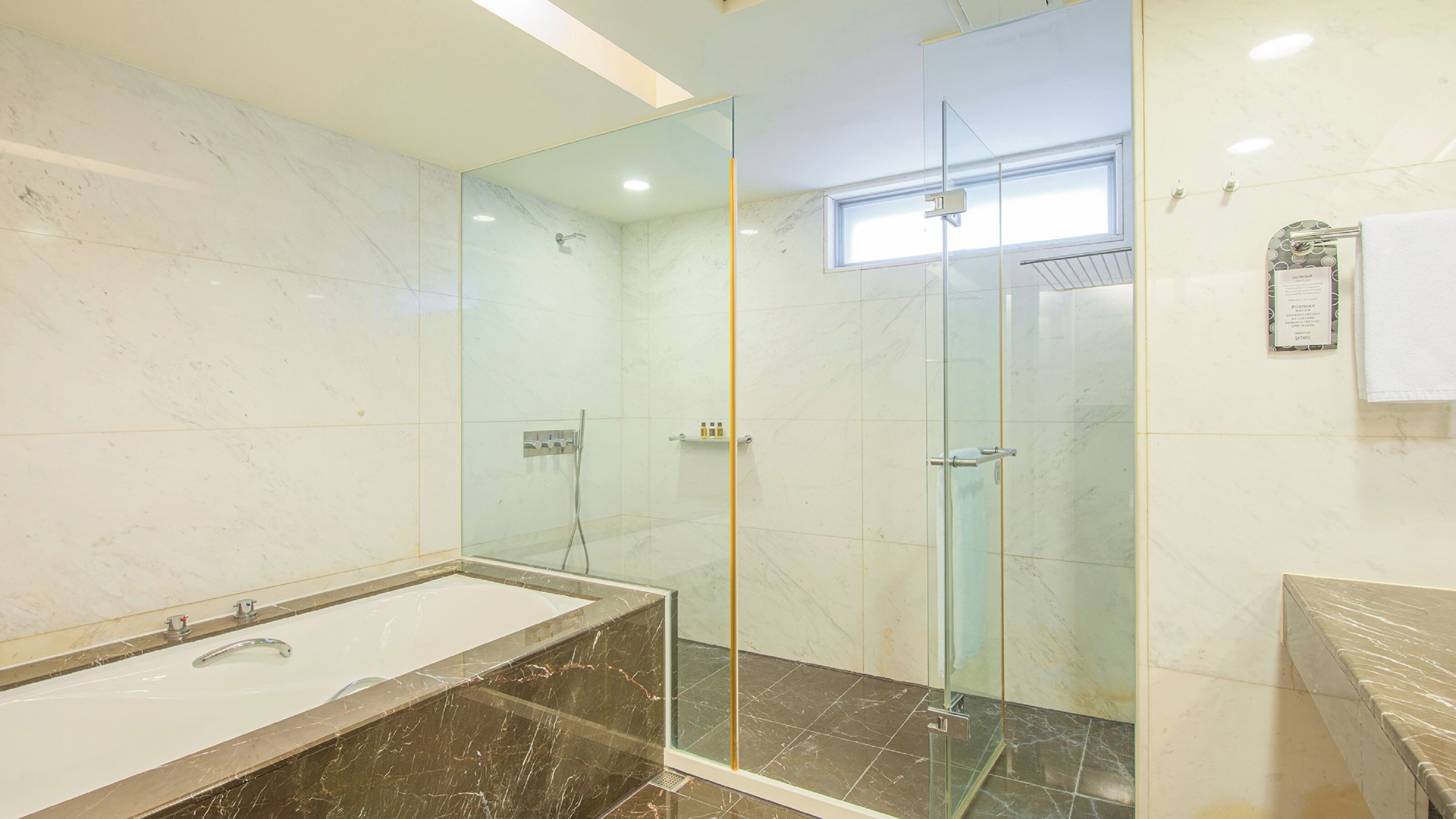 Classic Triple Room | Bathroom | Separate tub and shower, hair dryer, towels, shampoo