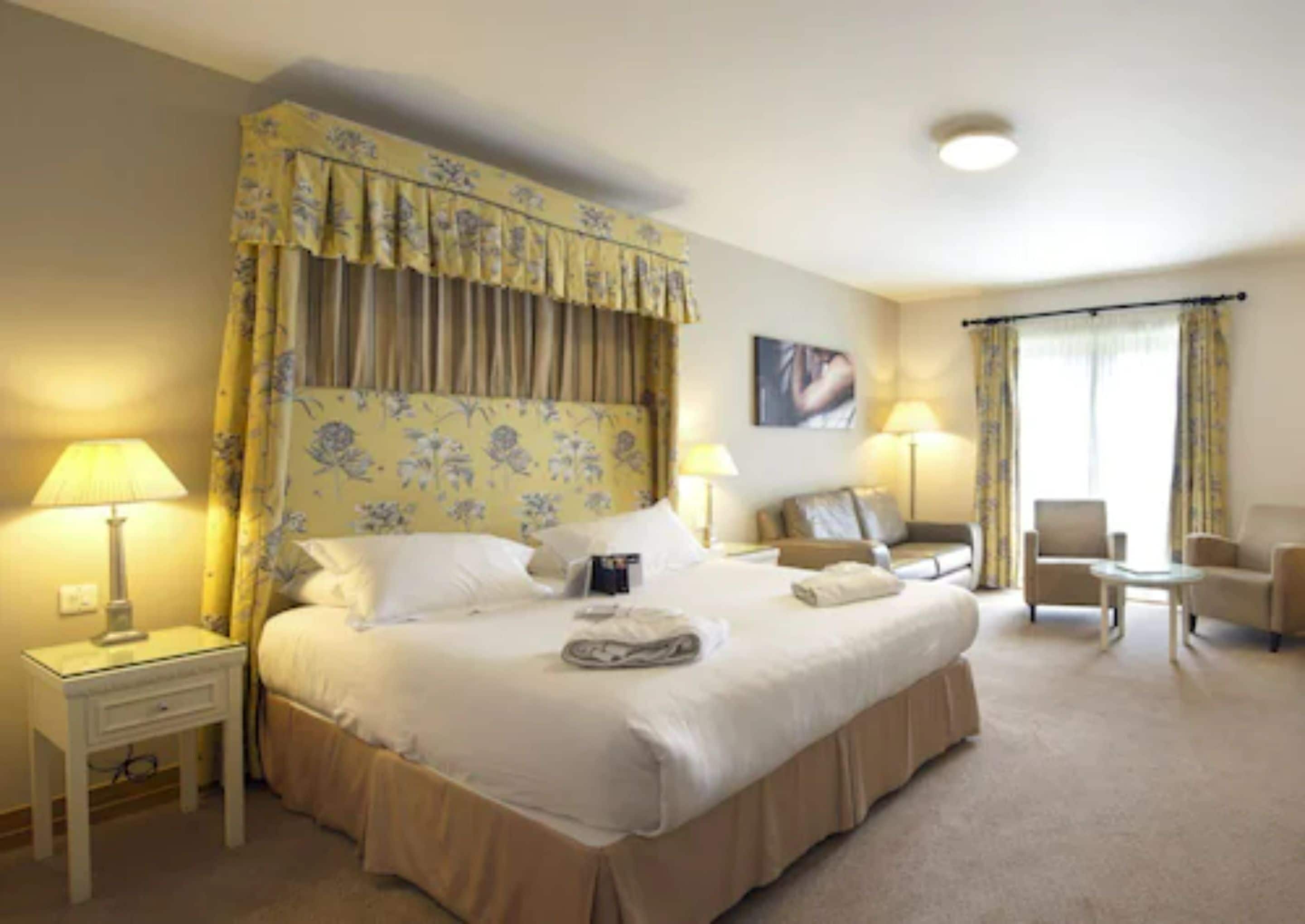 superior double or twin room | desk, iron/ironing board, cots/infant beds, rollaway beds