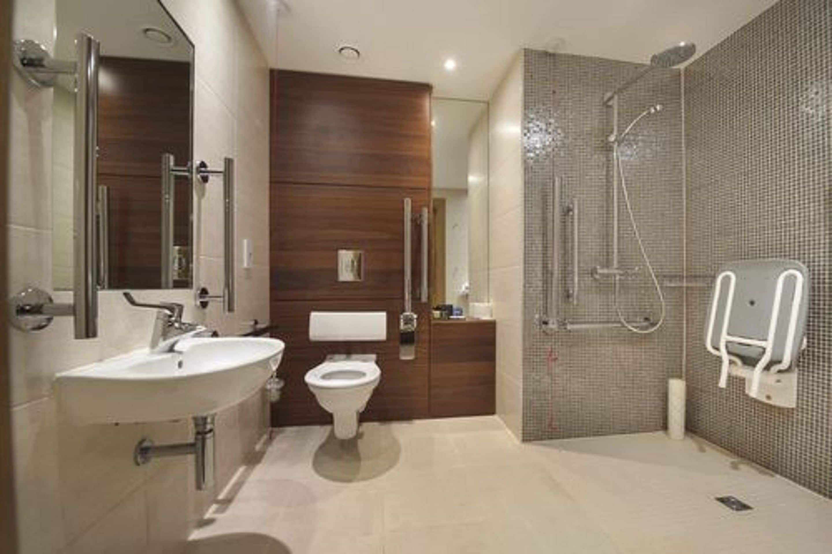 classic double or twin room, 1 double or 2 twin beds, disabled access instead | bathroom | free toiletries, hair dryer, bathrobes, towels