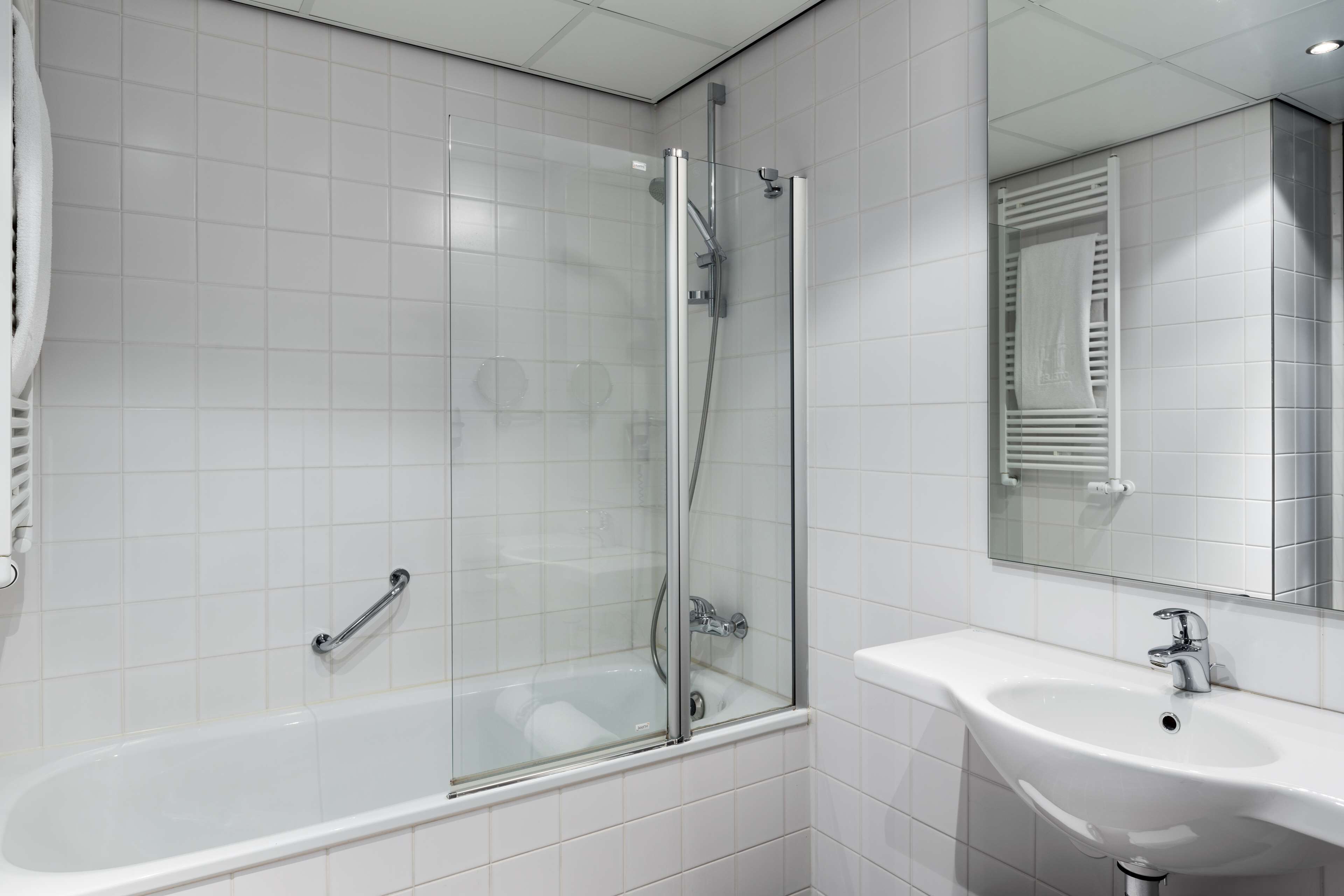 combined shower/bathtub, eco-friendly toiletries, hair dryer