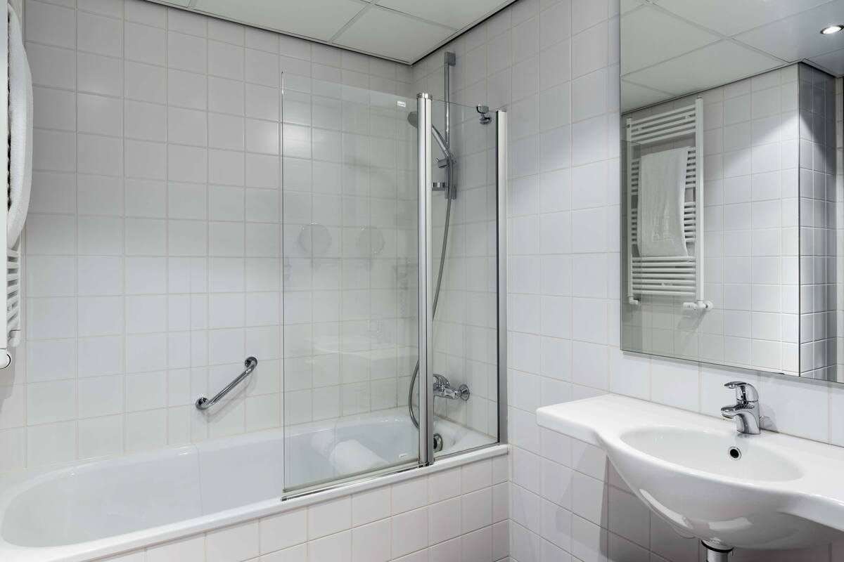 combined shower/bathtub, eco-friendly toiletries, hair dryer