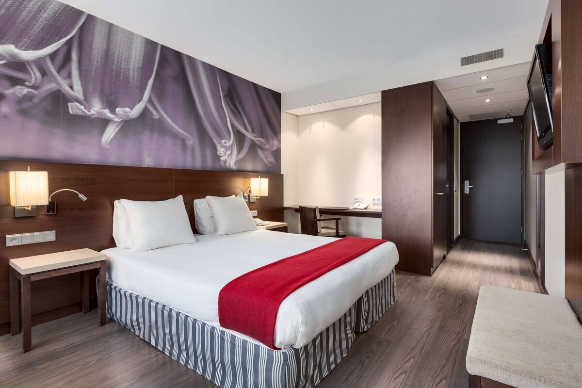 minibar, in-room safe, desk, soundproofing