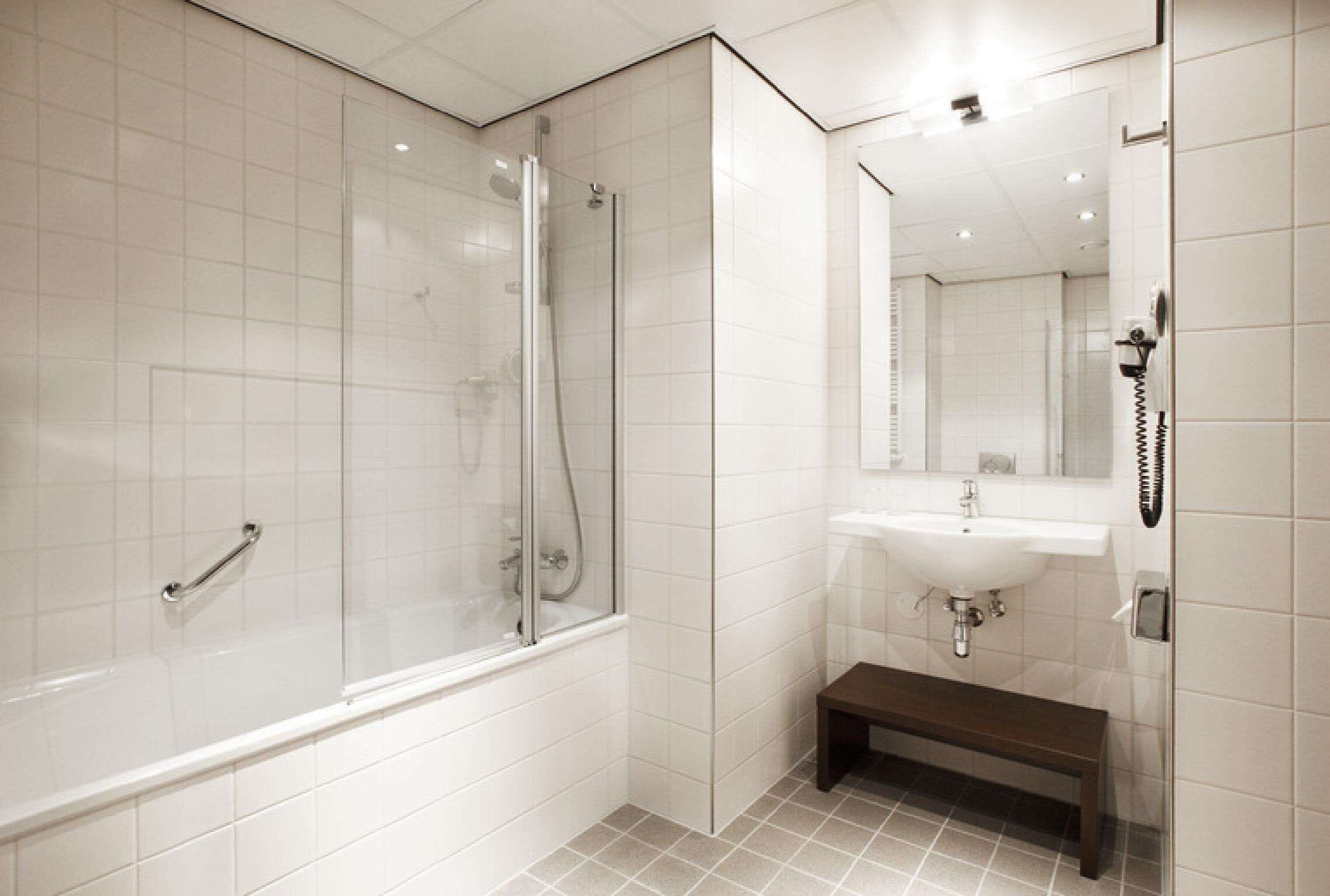 combined shower/bathtub, eco-friendly toiletries, hair dryer