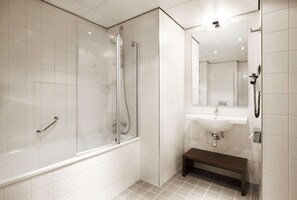 Combined shower/bathtub, eco-friendly toiletries, hair dryer, bathrobes - NH Amersfoort (Amersfoort)