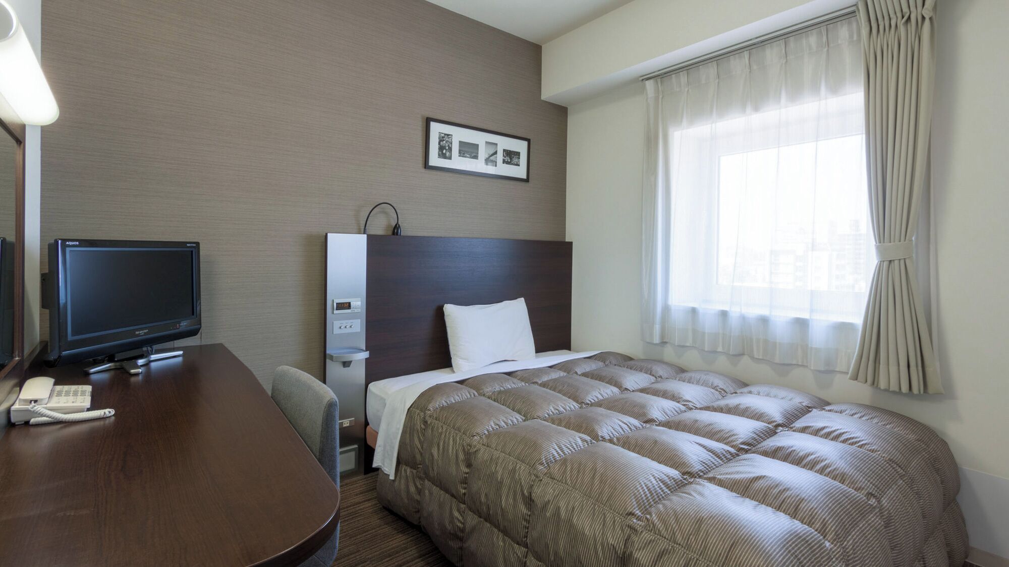 Desk, soundproofing, iron/ironing board, free WiFi