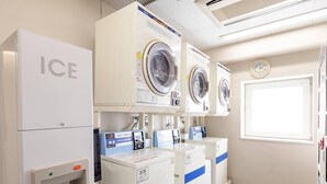 Uma lavanderia com várias máquinas de lavar e um sistema de filtragem de água.