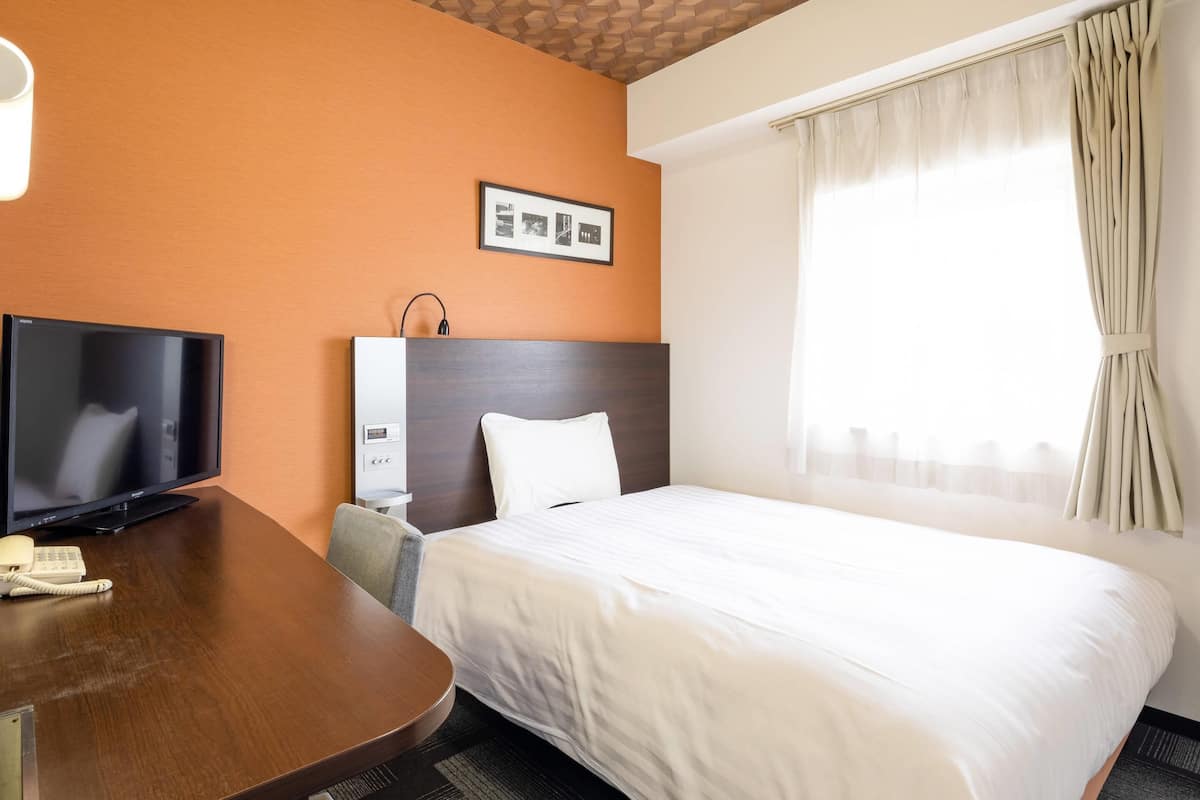 standard room, 1 double bed, non smoking | desk, soundproofing, iron/ironing board, free wifi