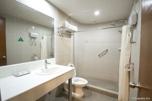 Douche, articles de toilette gratuits, chaussons, serviettes fournies
