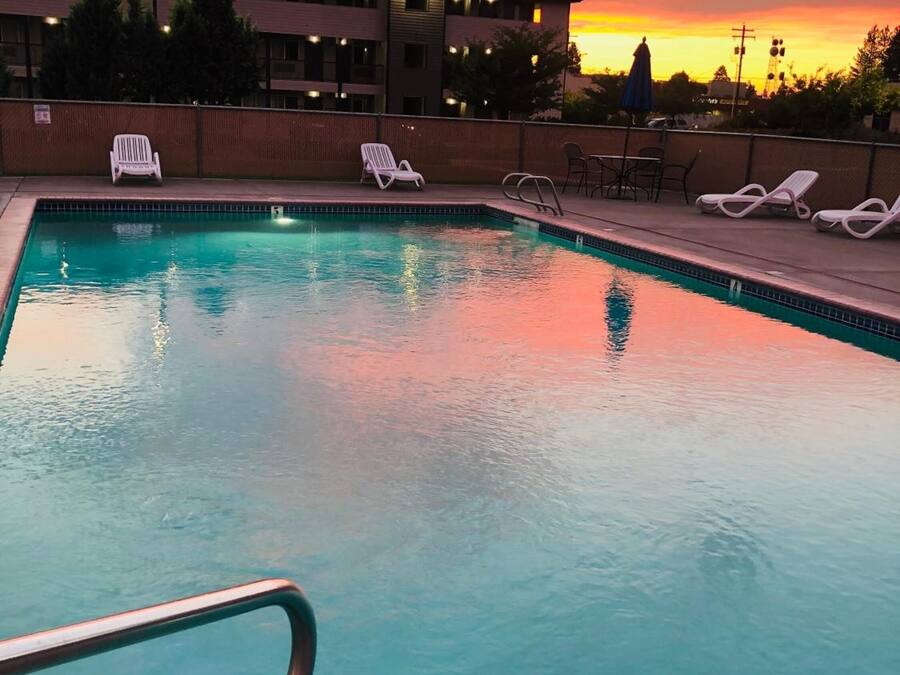 Een seizoensgebonden buitenzwembad, parasols voor strand/zwembad