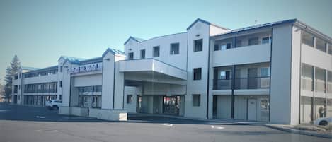 Un edificio de varios pisos con un letrero que dice 'Sugarloaf Mt. Motel'.
