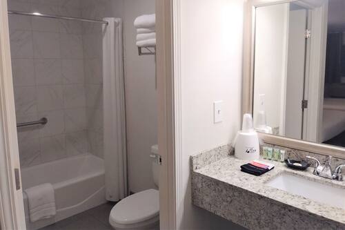 Chambre Standard, 2 grands lits | Salle de bain | Ensemble douche/baignoire, articles de toilette gratuits, sèche-cheveux