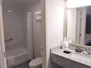 Chambre Standard, 2 grands lits | Salle de bain | Ensemble douche/baignoire, articles de toilette gratuits, sèche-cheveux