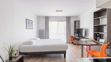 开间, 1 张双人床 | 高档床上用品、办公桌、熨斗/熨板、免费 WiFi