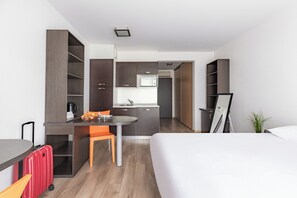 Studio, 1 Double Bed | Premium bedding, desk, iron/ironing board, free WiFi