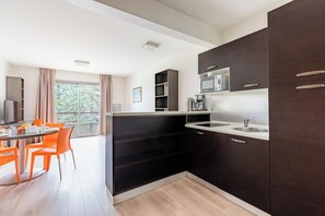 Superior-Apartment, 1 Schlafzimmer | Eigene Küche | Kühlschrank, Mikrowelle, Herdplatte, Wasserkocher mit Kaffee-/Teezubehör
