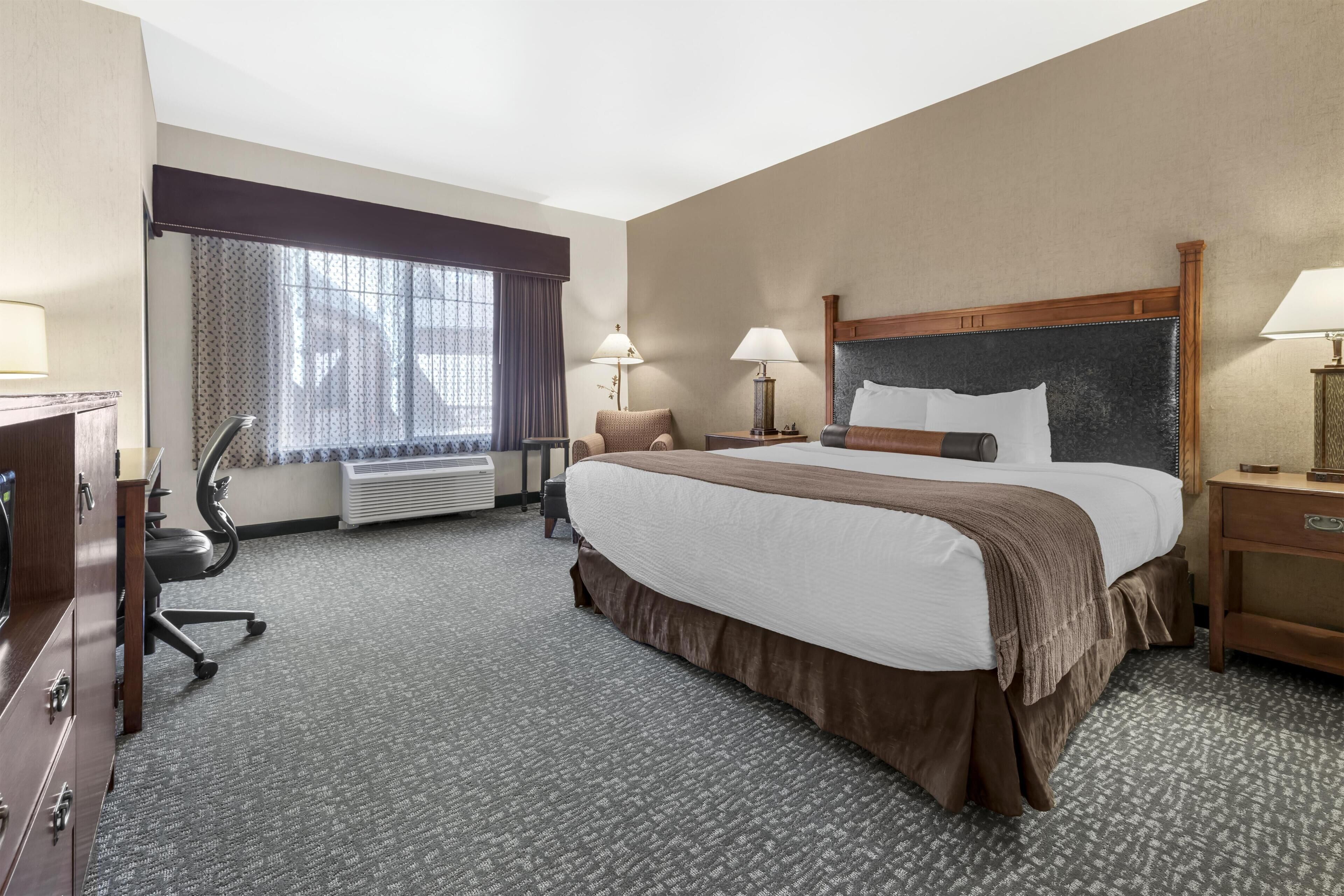 Premium bedding, in-room safe, laptop workspace, blackout drapes