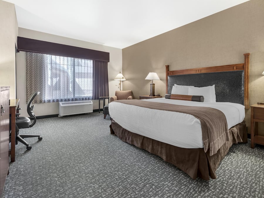 Premium bedding, in-room safe, laptop workspace, blackout drapes