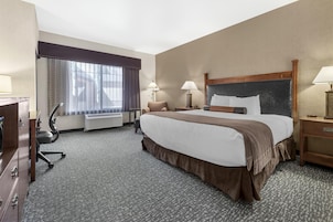 Ropa de cama de alta calidad y caja de seguridad en la habitación