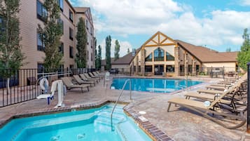 Una piscina techada, una piscina al aire libre