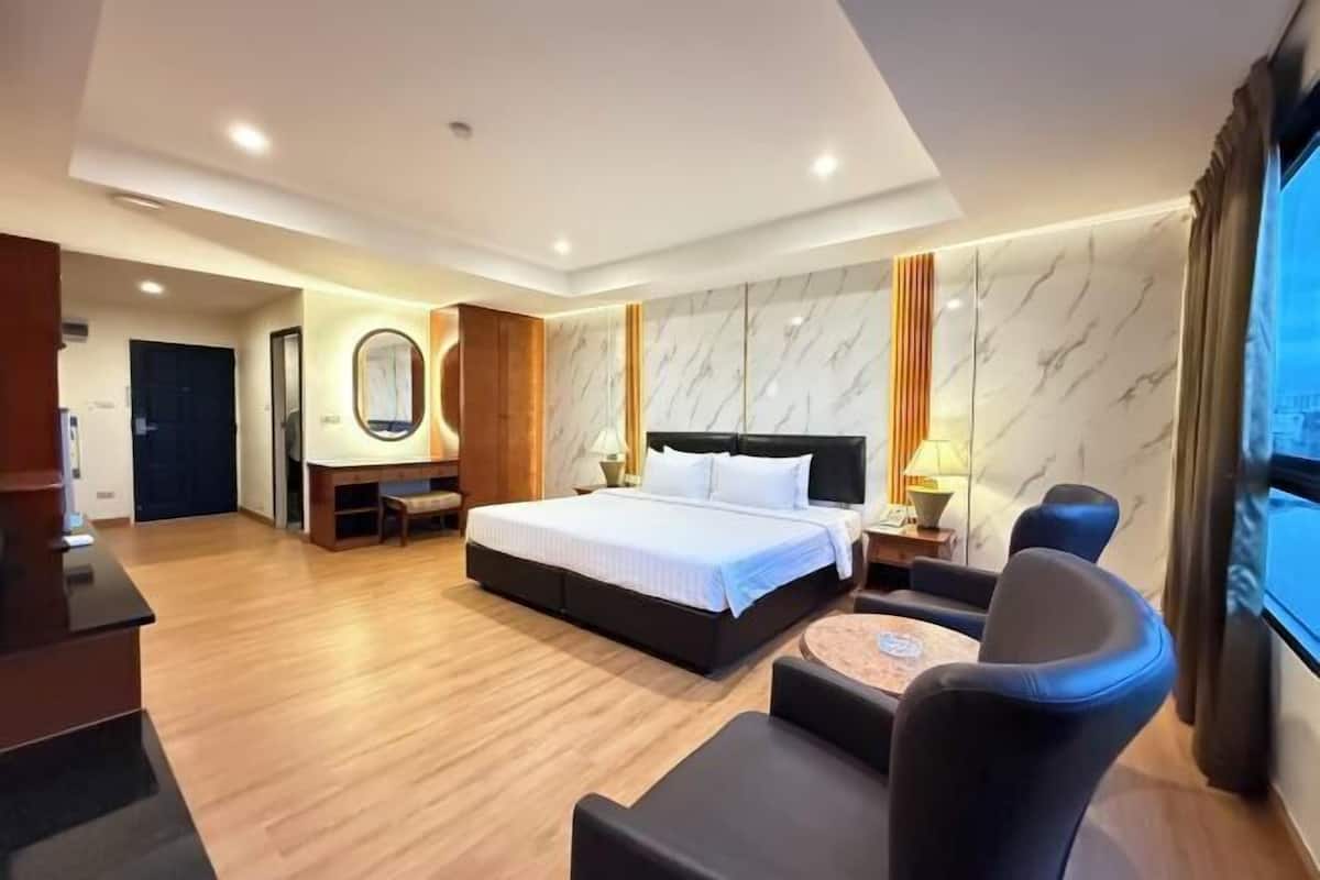 1 bedroom, in-room safe, desk, blackout curtains