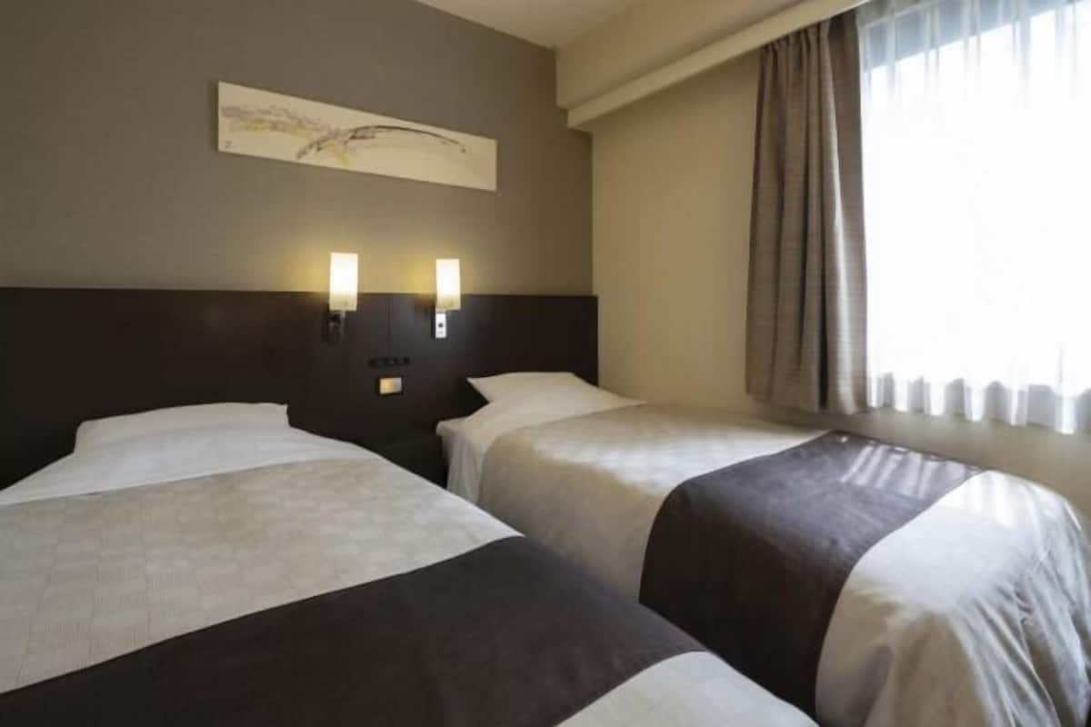 Frette Italian sheets, premium bedding, pillowtop beds, desk