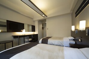 Italiaanse Frette-lakens, luxe beddengoed, pillowtop-bedden, een bureau