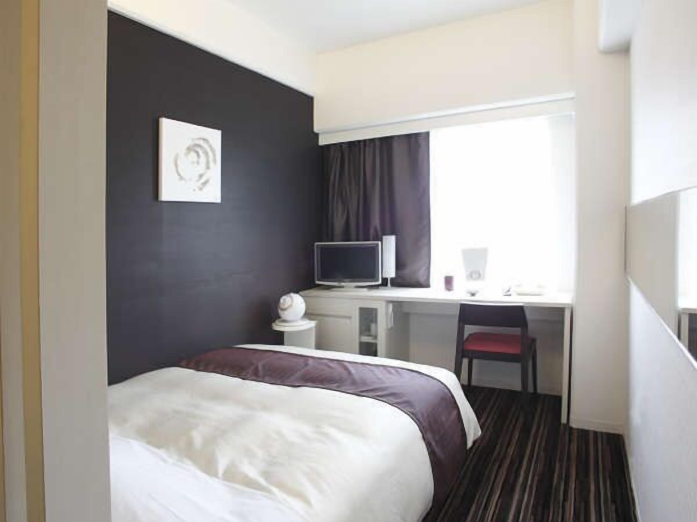 イタリアのフレッテ製シーツ、高級寝具、ピロートップベッド、デスク