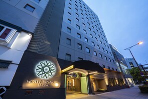 Fachada de la propiedad por la tarde o noche