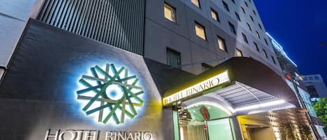 Boendets fasad - kväll/natt