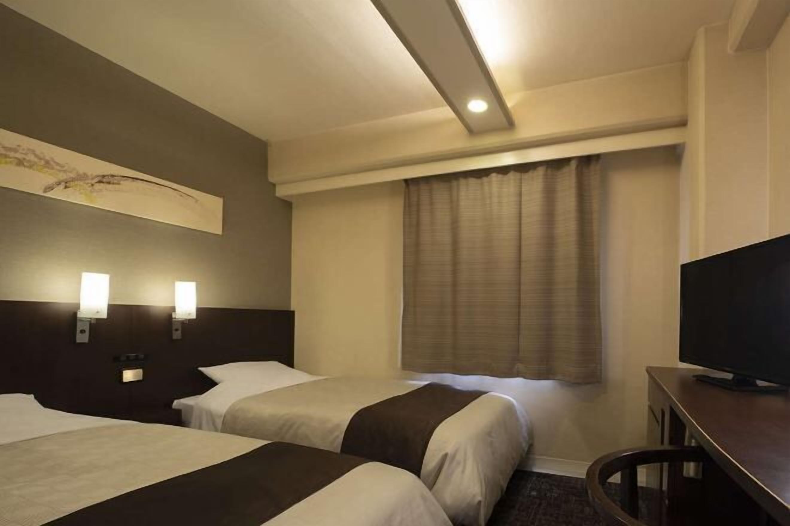 イタリアのフレッテ製シーツ、高級寝具、ピロートップベッド、デスク